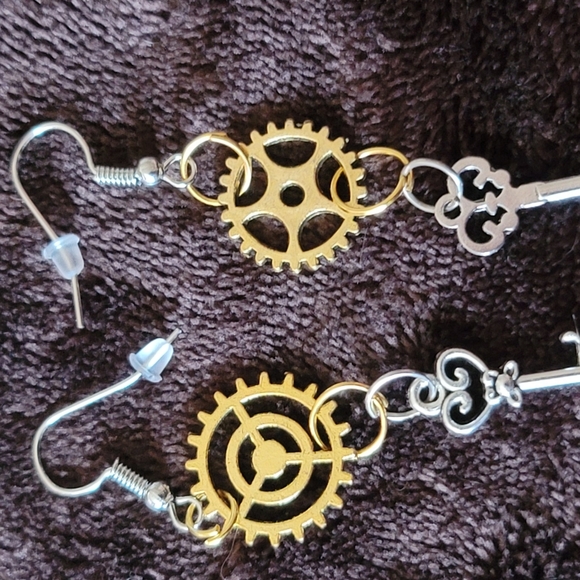 A Set of Keys Earrings Pair - Picture 7 of 10